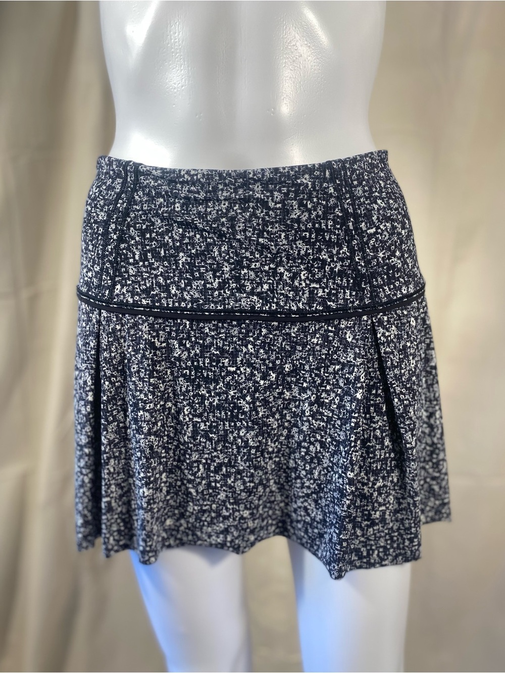Lululemon Lost In Pace Skirt in Black and White Daisy Dust Alpine